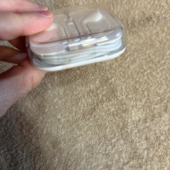 BNWOT Apple Headphones Iphone 4 5 6S + Ipod Ipad Earbuds - Picture 5 of 7